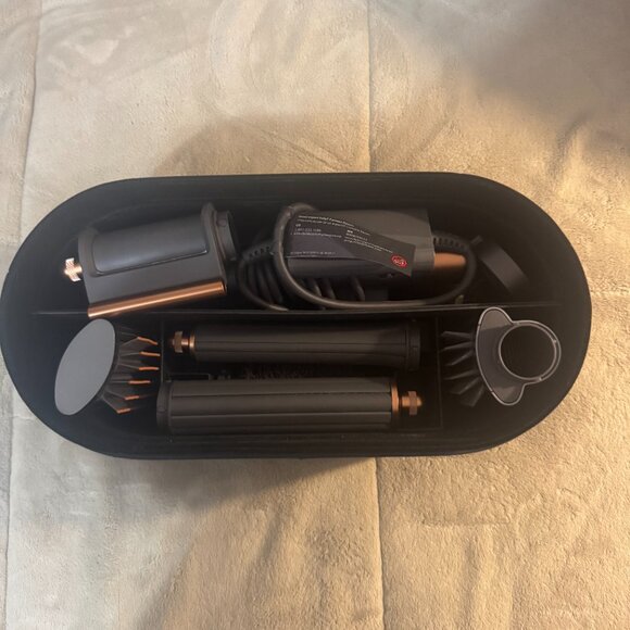 Dyson Airwrap™ multi-styler and dryer Straight+Wavy - Picture 3 of 3